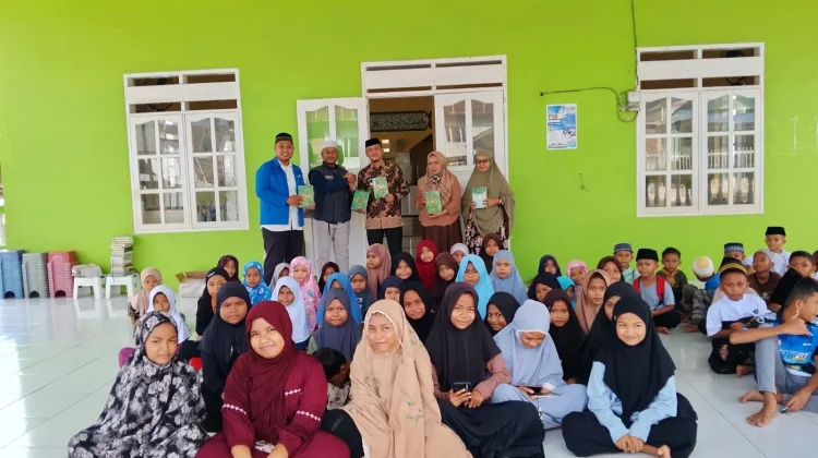 Ratusan Al-Qur’an Disalurkan ke Santri TK/TPA di Sinjai Utara