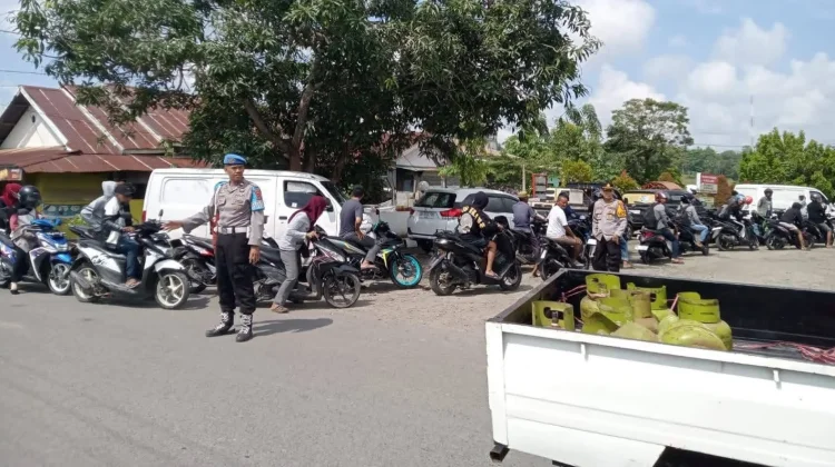 Kapolsek Sinjai Timur Turun Langsung Atur Antrean BBM