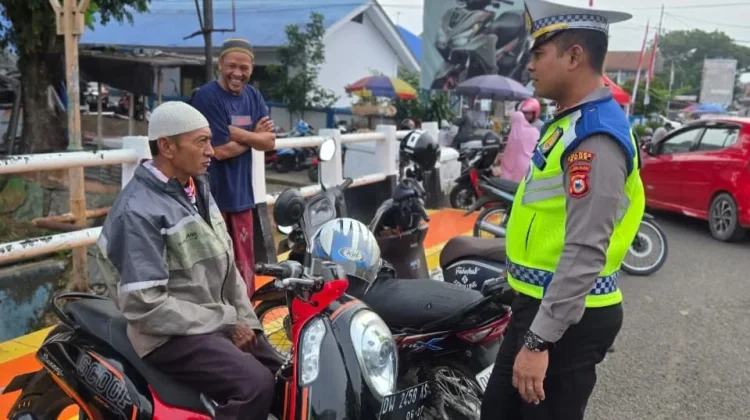 Polantas Sapa Tukang Ojek Tekankan Tertib Lalu Lintas