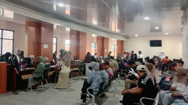 Libur Pasca Lebaran, Warga Padati MPP Sinjai Urus Administrasi