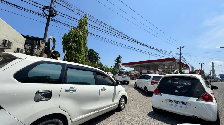 Antrean Pertalite Mengular di Sejumlah SPBU di Bone