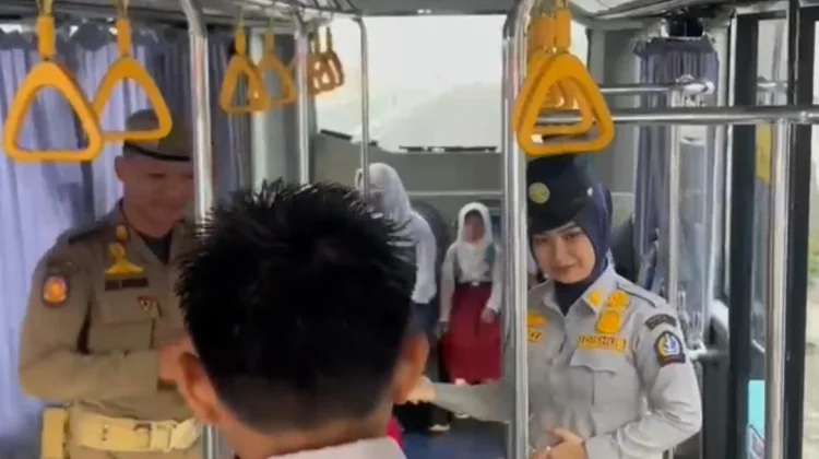 Bus Sekolah Gratis 'BerAmal' Resmi Beroperasi di Watampone