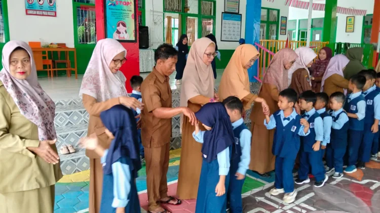 Hari Pertama Sekolah, TK Negeri 10 Sinjai Gelar Halal Bihalal