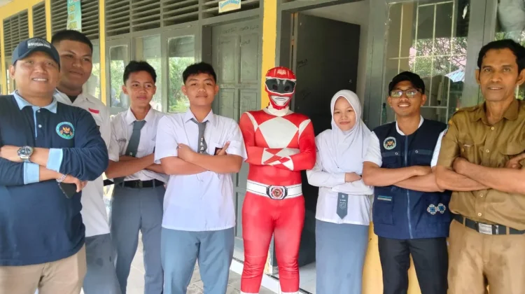 Aksi Unik Petugas MBG Sinjai Pakai Kostum Power Ranger saat Antar Makanan