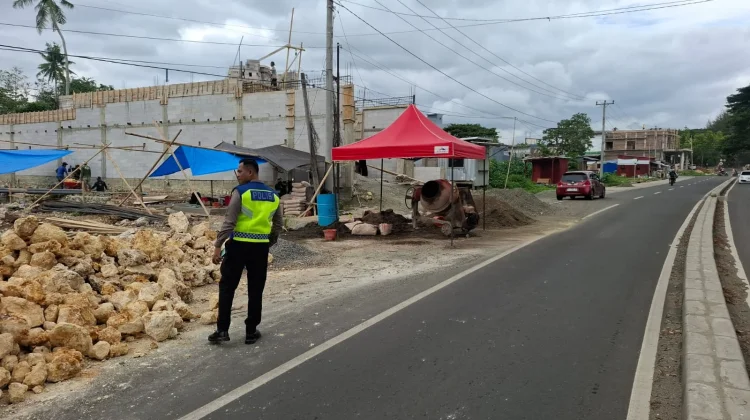 Material Bangunan Tutupi Jalan, Polantas Tegur Proyek