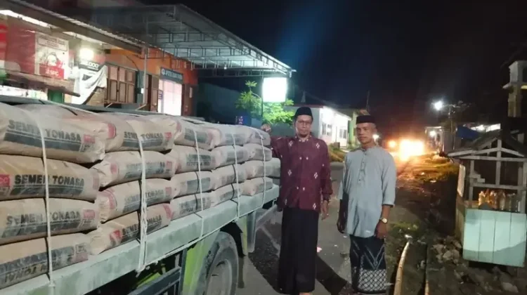 Andi Asman Salurkan 100 Sak Semen untuk Masjid Nurul Huda Cenrana