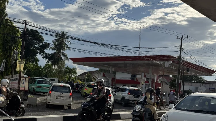 Panic Buying Ditengarai Sebabkan Antrean BBM di Bone Membludak