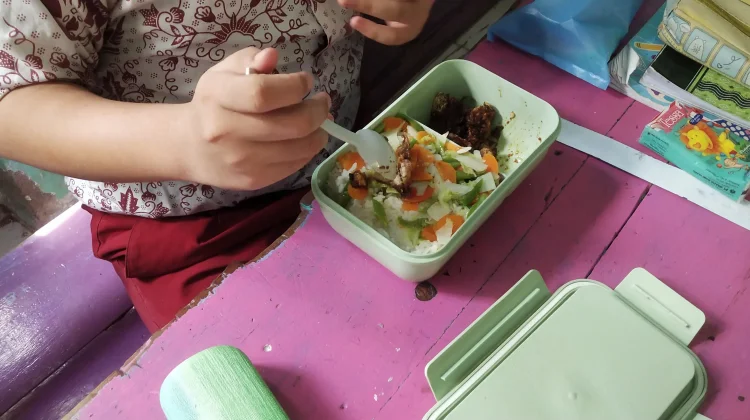 Siswa di Sinjai Kembali Bawa Bekal imbas 4 SPPG Tutup