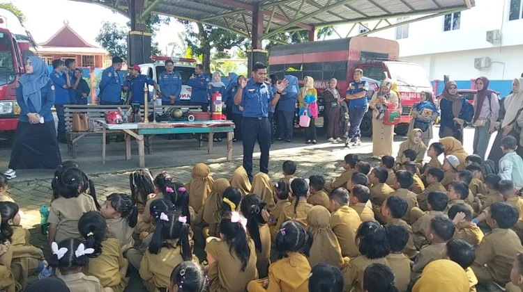 Edukasi Bahaya Kebakaran, Murid TK Sambangi Damkar Bone