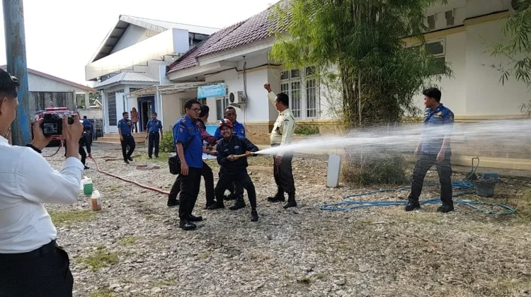 Tingkatkan Kesiagaan, Damkar Bone Edukasi Karyawan BRI