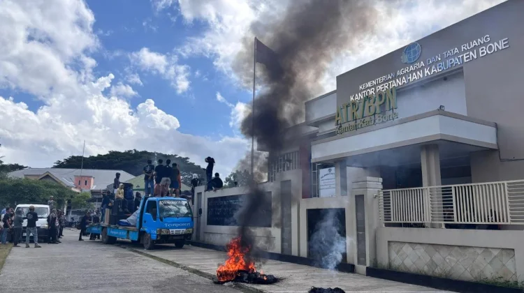 Massa Demo di BPN Bone Tuntut Perbaikan Layanan
