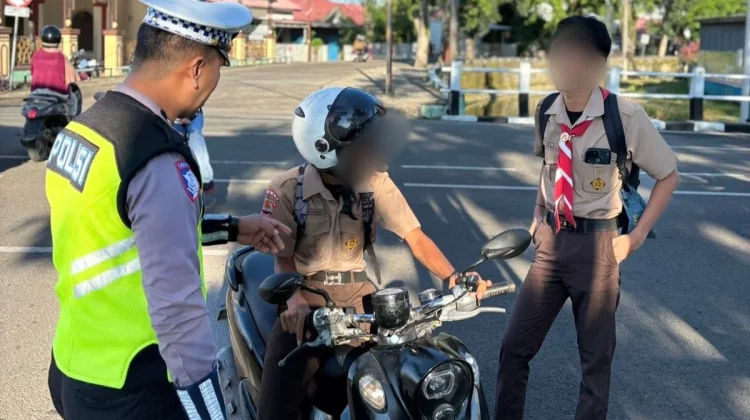 Tegur Humanis Pelanggar, Polantas Bone Edukasi Penggunaan Helm