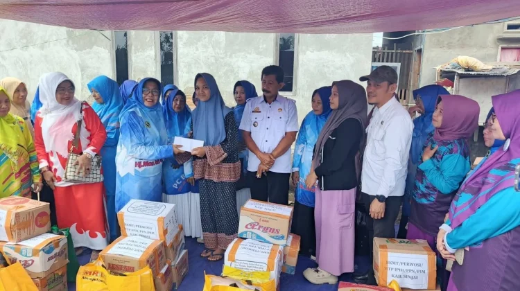 Organisasi Perempuan Sinjai Salurkan Bantuan Korban Kebakaran di Lappa