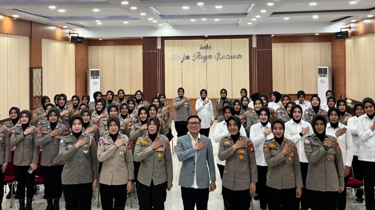Polwan Bone Ikuti Seminar Public Speaking