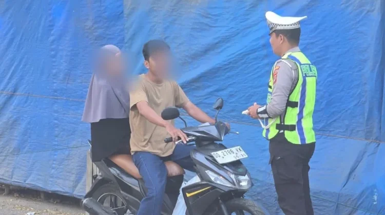 Satlantas Bone Tegur Simpatik Pelanggar Lalu Lintas