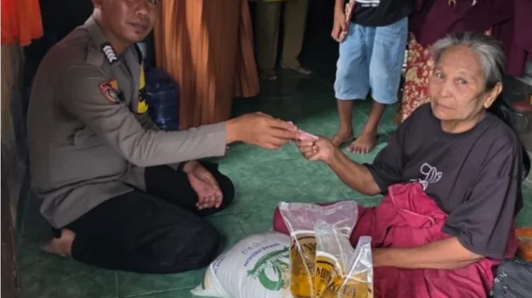 Bhabinkamtibmas Tibojong Bantu Lansia Penderita Stroke