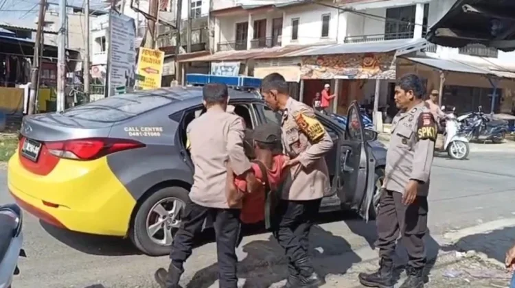 Polisi Bantu Evakuasi Penyandang Disabilitas yang Sempat Mengganggu Jalan