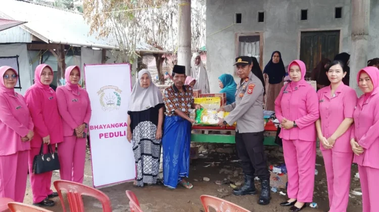 Polsek Liliriaja Salurkan Bansos Korban Kebakaran di Teppoe
