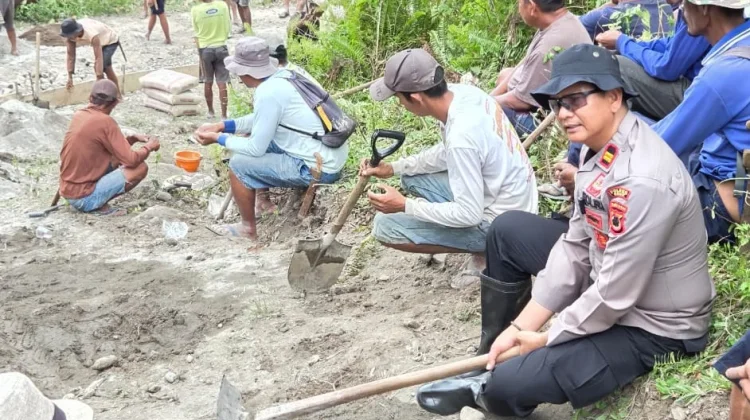 Kapolsek Bontocani Inisiasi Perbaikan Jalan Rusak