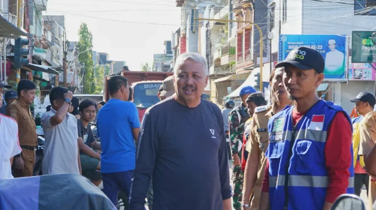 Bupati Irwan Tinjau Langsung Pembersihan Drainase Kota Pinrang