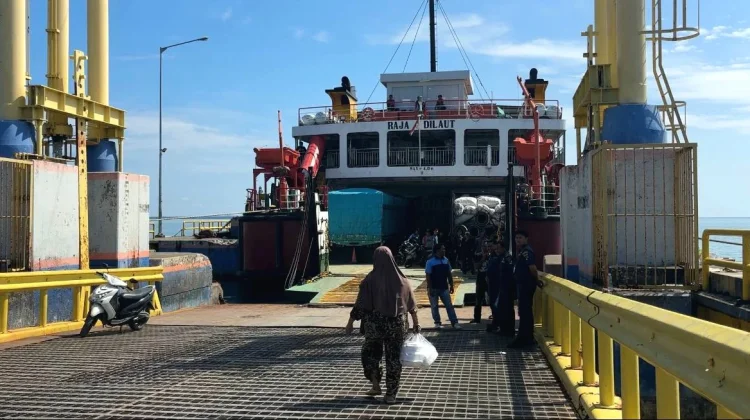 Penutupan Pelabuhan Bajoe Lumpuhkan Penghasilan Ratusan Warga Sekitar