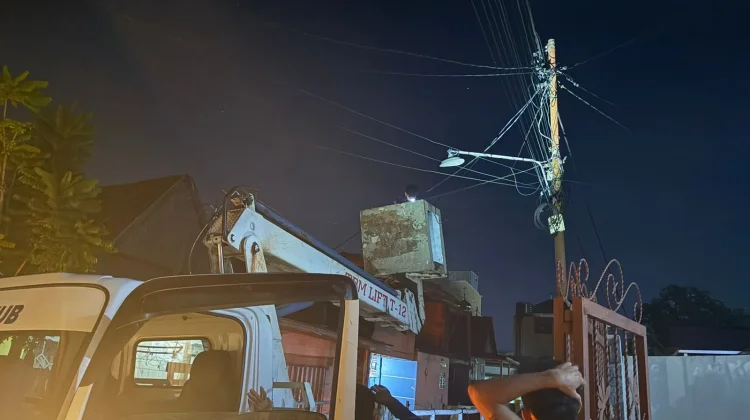 Dishub Bone Gerak Cepat Perbaiki Lampu Jalan di Kelurahan Bukaka