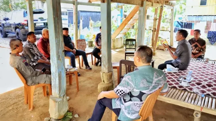 Gaya Sederhana Bupati Bone Gelar Rapat di Kolong Rumah