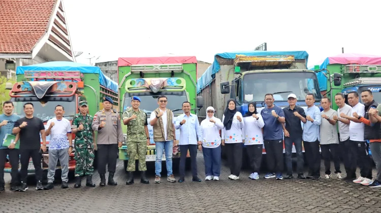 Andi Asman Sulaiman Salurkan Bantuan Beras dan Minyak Goreng untuk Warga Bone