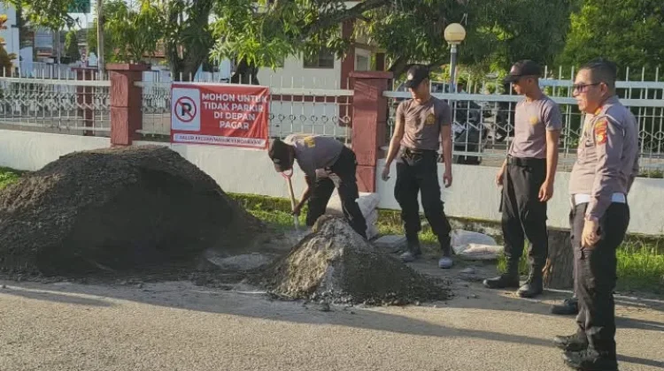 Satlantas Polres Sinjai Tambal Jalan Rusak, Tekan Risiko Kecelakaan Lalu Lintas