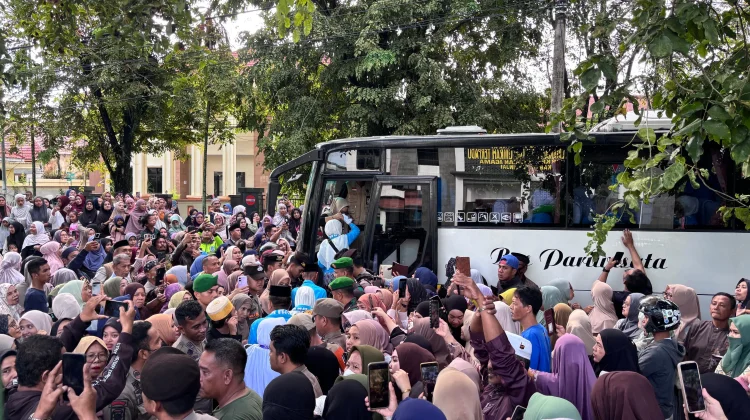 Suasana Haru Iringi Keberangkatan Jemaah Haji Sinjai