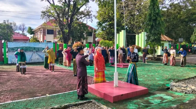 Hardiknas di Kemenag Sinjai, Peserta Upacara Kenakan Pakaian Adat