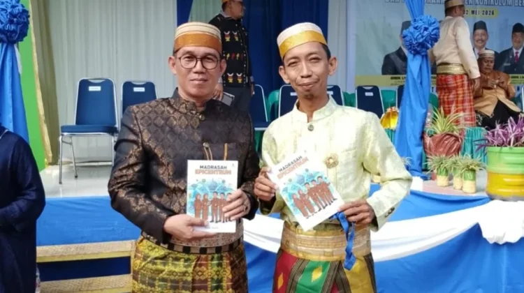 Kepala MIN 4 Bone Serahkan Buku 'Madrasah Epicentrum' ke Kabid Penmad Sulsel