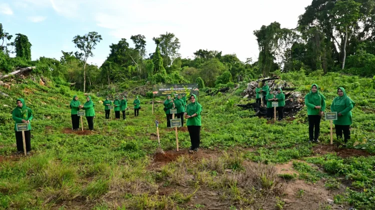 Persit Bone Gelar Aksi Penghijauan di Desa Mallari Awangpone