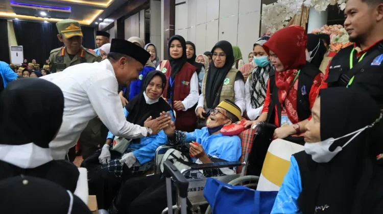 Tangis Haru Iringi Keberangkatan 385 Jemaah Calon Haji Bone