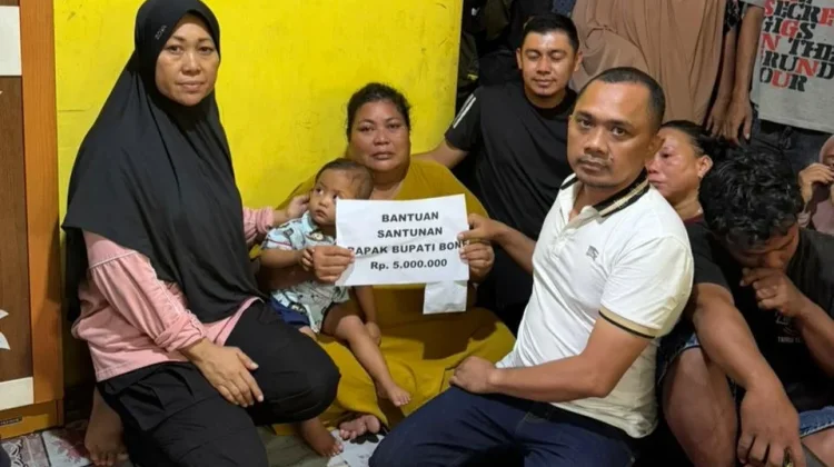 Pj Sekda Bone Serahkan Bantuan bagi Keluarga Korban Banjir di Panyula