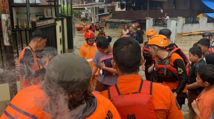 Banjir Kepung Sejumlah Titik di Bone, Warga Menunggu Dievakuasi