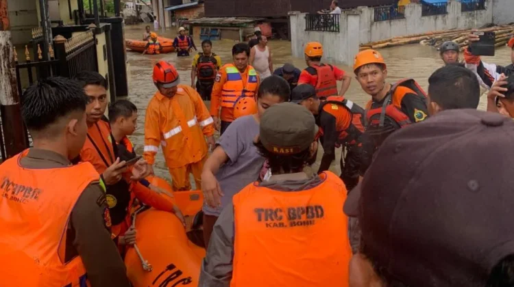 Basarnas Evakuasi Korban Banjir di Bone
