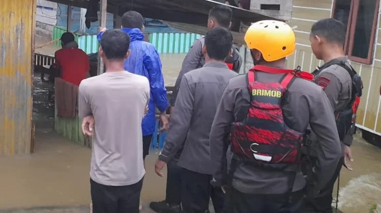 Bhabinkamtibmas Pantau Banjir, Warga Diminta Waspada