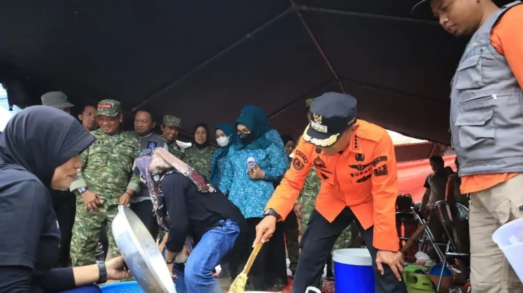 Bupati Bone Tinjau Dapur Darurat, Pastikan Konsumsi Makanan Higienis