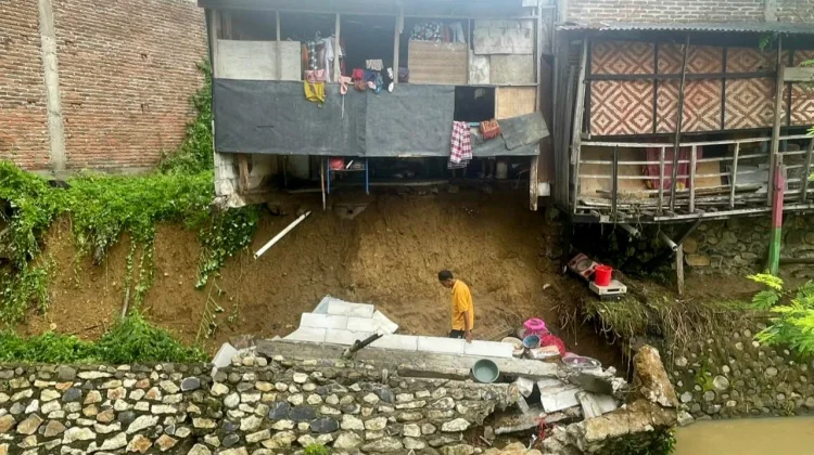 Tanggul Sungai Bontompare Jebol usai Hujan Deras, Dapur Warga Ambruk