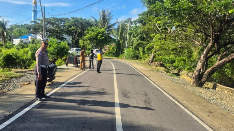 Mentan Amran Kunjungi Korban Banjir, Satlantas Polres Bone Kawal Jalur Strategis