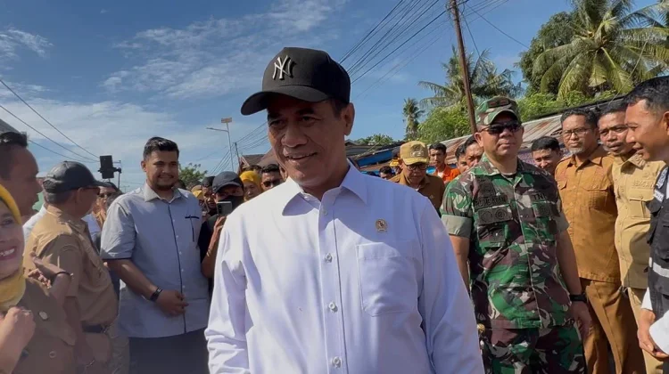 Mentan Amran Sulaiman Salurkan 33 Truk Bantuan Pangan untuk Korban