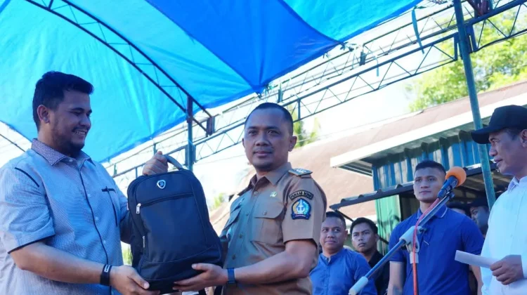 Keluarga Besar Sulaiman Salurkan Bantuan Rp9,5 Miliar untuk Korban Banjir Bone