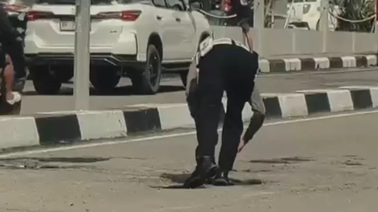 Satlantas Bone Tutup Jalan Berlubang Berbahaya