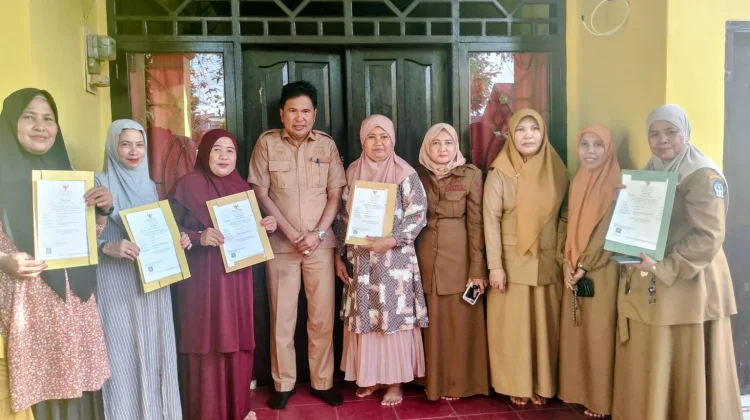 Dinas Perindustrian Bone Serahkan Sertifikat Halal ke Pelaku IRT di Tibojong