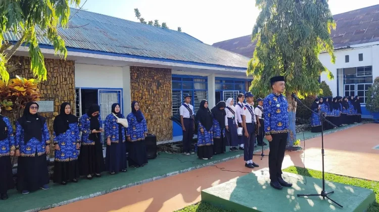 Camat Tanete Riattang Timur Ajak Siswa SMPN 7 Bajoe Disiplin Kelola Sampah