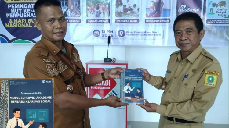 Kadis Kominfo Sinjai Sumbang Buku Literasi di Hari Buku Nasional