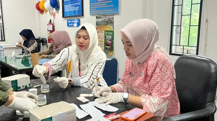 Ribuan P3K Bone Jalani Pemeriksaan Urin