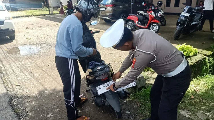 Satlantas Bone Sosialisasi Pentingnya Plat Nomor Kendaraan