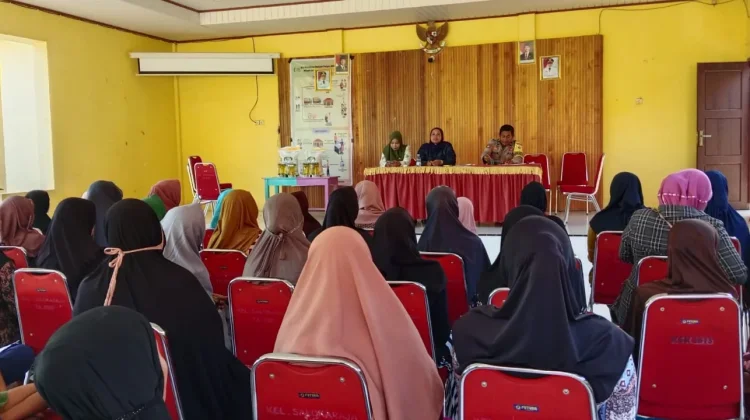 Bhabinkamtibmas Salokaraja Pantau Penyaluran Bantuan Pangan Warga